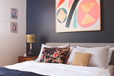 How High to Hang Art Above Bed without Headboard: A Creative Display Dilemma